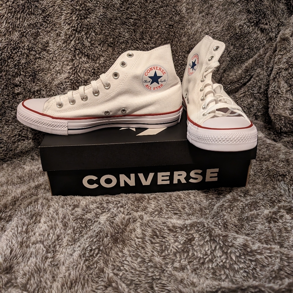 High top chuck Taylors Brand New never been worn
